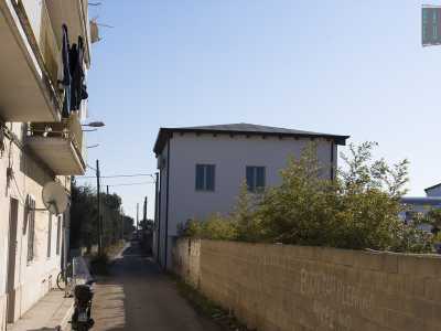 Per raggiungere il laboratorio bisogna oltrepassare l�Ikea, passare davanti alla piccola stazione, attraversare il passaggio a livello che si trova di fronte alla caserma dell�Aeronautica, per poi immettersi in una stradina sulla quale si affacciano piccole case. Superate le abitazioni, prima di immergersi in campagna, sulla destra troviamo una grande struttura bianca con un tetto spiovente...